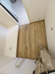 Photo de galerie - Pose carrelage au sol imitation parquet massif 