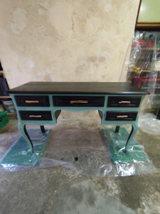 Photo de galerie - Rénovation d'une coiffeuse transformée en bureau 