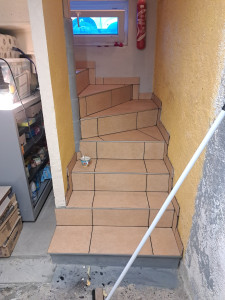 Photo de galerie - Pose de carrelage dans un escalier qui mène au sous sol avec un carrelage de 45x45.