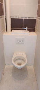 Photo de galerie - WC suspendu geberit avec lava mains intégré pour économie d eau 