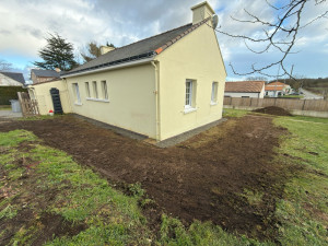 Photo de galerie - Réalisation d’un drainage périphérique, avec pose d’un delta Ms pour la protection du soubassement , avec profil de finition , remblaiement avec gravier drainant et remise au propre du terrain 