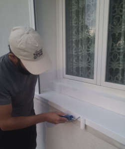 Photo de galerie - Travaux de mise en peinture et rénovation des reboords et encadrements de fenêtres pour une finition propre et soignée.