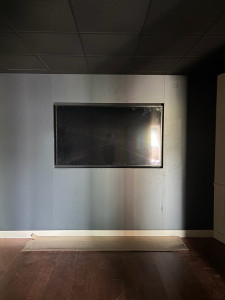 Photo de galerie - Mise en place d’une télé, suspendue avec préparation électrique, tirage d’une prise RJ45 d’une prise électrique