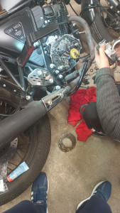 Photo de galerie - Remplacement de l'embrayage du Café Race Archive 125