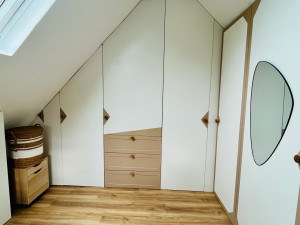 Photo de galerie - DRESSING SUR MESURE 11 portes, 4 penderies, 4 tiroirs, 5 rangements chaussures sous pente (non visibles) et nombreuses plantes.