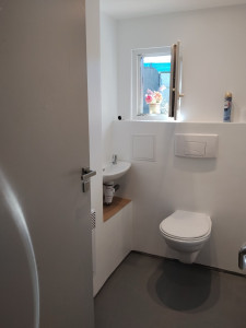 Photo de galerie - Réagencement d'un wc avec les normes handicapés 
Montage wc, lavabo 
Isolation, placo et peinture.
