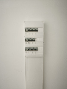 Photo de galerie - Tableau électrique 3 rangées tout en Legrand et repérage avec étiquettes 