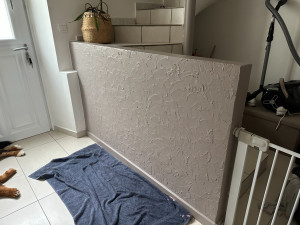 Photo de galerie - Montage d'un mur en plaque de platre, crepis et peinture 