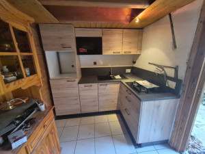 Photo de galerie - Pose d'une cuisine dans un chalet. 