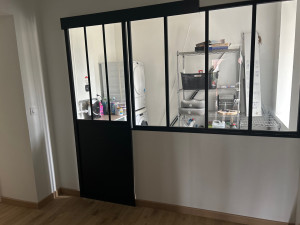 Photo de galerie - Réfection entière de la pièce, du sol au plafond avec création d’espace et de rangement 