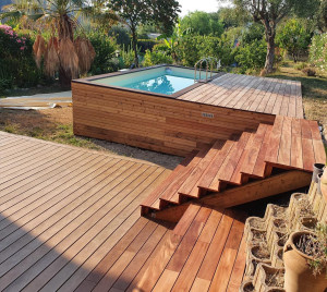 Photo de galerie - Terrasse bois, escalier et contour de piscine.
