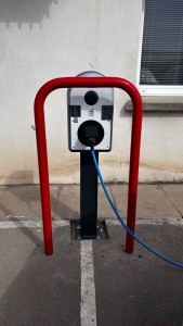 Photo de galerie - Pose et raccordement de borne irve +mise en sécurité avec un arceaux de protection 