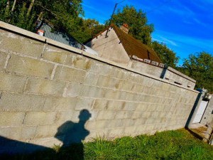 Photo de galerie - Pause de chapeaux sur un mur en parpaing de 20 metre