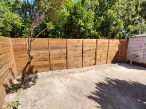 Photo de galerie - Réalisation d une clôture bois avec porte de service.