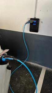 Photo de galerie - Pose d’une borne de recharge pour véhicules électriques en copropriété 