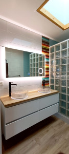 Photo de galerie - Rénovation salle d'eau
parquet hydrofuge 
carrelage mural et pavé de verre 
meuble sur mesure 
vasques mitigeurs et miroir connecté
