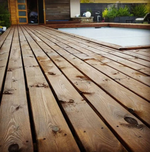 Photo de galerie - Implantation d'une terrasse bois US autour d'une piscine - client 100% satisfait 