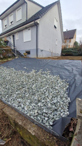 Photo de galerie - Pose du géo textile en PVC 

Avec les minéraux.