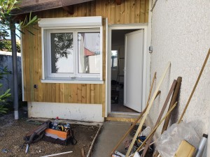 Photo de galerie - Porte de service, fenêtre à oscillo-battant, lambris