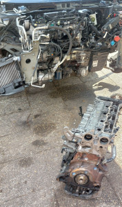 Photo de galerie - Changement moteur 308 GT Line 2.0 GT Blue HDI 180. Intervention en extérieur.Devant l'ancien débarassé de tout ces éléments 