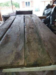 Photo de galerie - Création d'une table époxy en chêne ancien sur pied métallique 