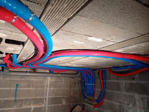 Photo de galerie - Installation d'un réseau de plomberie en vide sanitaire pour une maison avec deux salles de bain.

