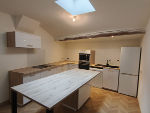 Photo de galerie - Cuisine socoo'c , configuration en L avec plaque induction ventilée,et îlot central.