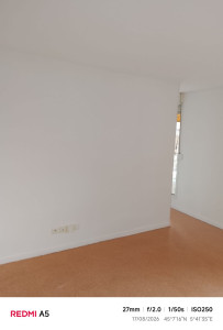 Photo de galerie - Réalisation de travaux de peinture intérieure : préparation des supports et mise en peinture des murs et plafonds. Finition soignée, propre et uniforme pour un résultat moderne et durable. »