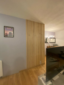 Photo de galerie - Réalisation de lame de bois sur mur type persienne 