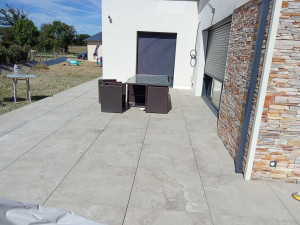 Photo de galerie - Terrasse sur plots en carrelage de 50×50 et parement 