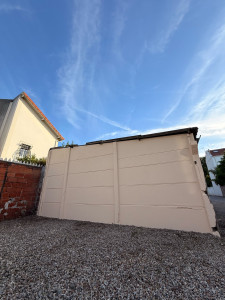 Photo de galerie - Mur nettoyé au Kärcher et remis en peinture