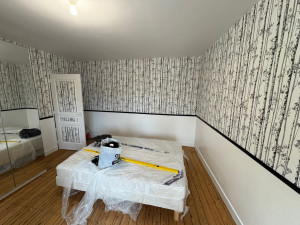 Photo de galerie - Papiers peints raccord sauter + baguette en bois en milieu + papiers peints blanc en bas 