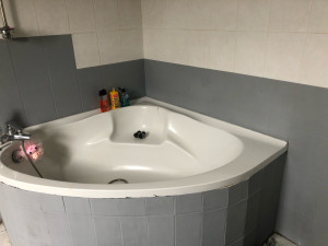 Photo de galerie - Peinture du carrelage d’une baignoire 