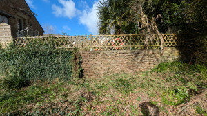 Photo de galerie - Opération de dévégétalisation d'un mur envahi par le lierre.