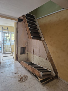 Photo de galerie - Démolission d'un escalier. Évacuation des gravats. Modification d'une trémie. 