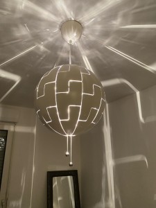 Photo de galerie - Installation d’un luminaire pour une voisine (photo 1/2)