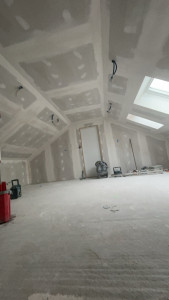 Photo de galerie - Ponçage des bandes ensuite application de peinture en 3 passe+ pose de revêtement sols, plinthe et finitions 