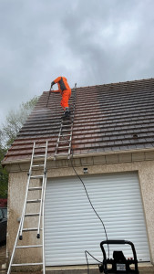 Photo de galerie - Nettoyage de toiture haute pression