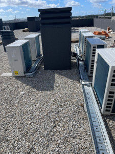 Photo de galerie - Installation de plusieurs systèmes de climatisation split, raccordement, mise en service et vérification complète pour un confort optimal.