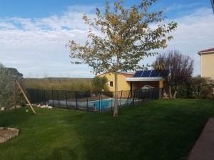 Photo de galerie - Réalisation de l installation des panneaux solaires + installation de la terrasse bois sur le tour de piscine