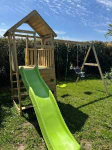 Photo de galerie - Montage d’une structure de jeux extérieure