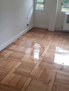 Photo de galerie - Ponçage et rénovation complète d’un parquet en bois, avec préparation minutieuse du support, ponçage, finition et vitrification pour un rendu naturel, lisse 