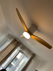 Photo de galerie - Installation d’un ventilateur avec luminaire chez un client en ce jour du Jeudi 10 Juillet 2025. Travail réalisé avec succès!