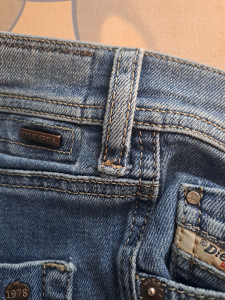 Photo de galerie - Passant de jeans 