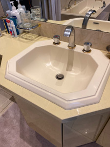 Photo de galerie - Mis en place du nouveau lavabo 