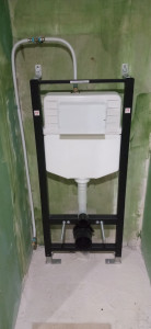 Photo de galerie - Installation d’un WC suspendu.

