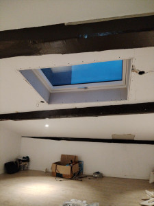 Photo de galerie - Réalisation du placo sur la descente d'un velux avec isolation et membrane d'étanchéité 