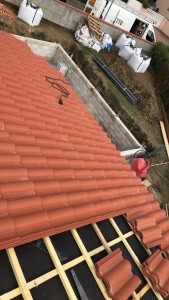 Photo de galerie - Mise en place d’un écran sous toiture, liteaux et couverture tuile avec faîtage closoir ventilé 
