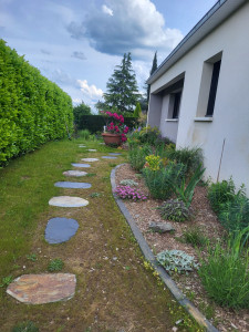Photo de galerie - Après engazonnement et creation de massif en bordure de schiste et plantation vivaces arbrisseaux résistants à la sécheresse 