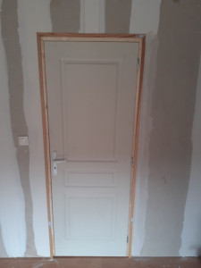 Photo de galerie - Pose d'une porte en bois standard 